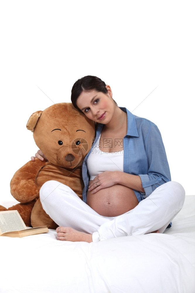 拥抱泰迪熊的孕妇图片