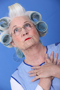 长头发卷滚的老年妇女图片