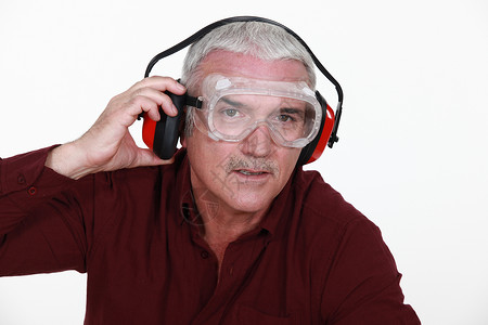 戴安全护目镜和耳罩的男子高清图片