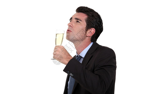 商人喝香槟一个人图片