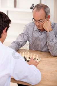 父亲和儿子下象棋图片