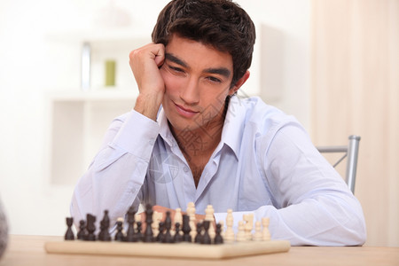 下象棋的青年男子图片
