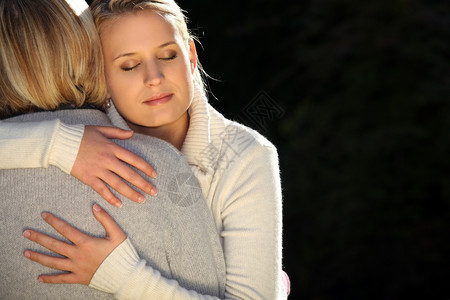 一个母亲和她十几岁的女儿抱背景图片
