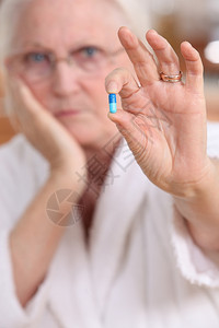 有避孕药的老年妇女图片