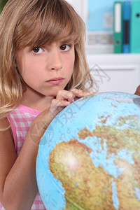 女孩看着一个巨大的地球图片