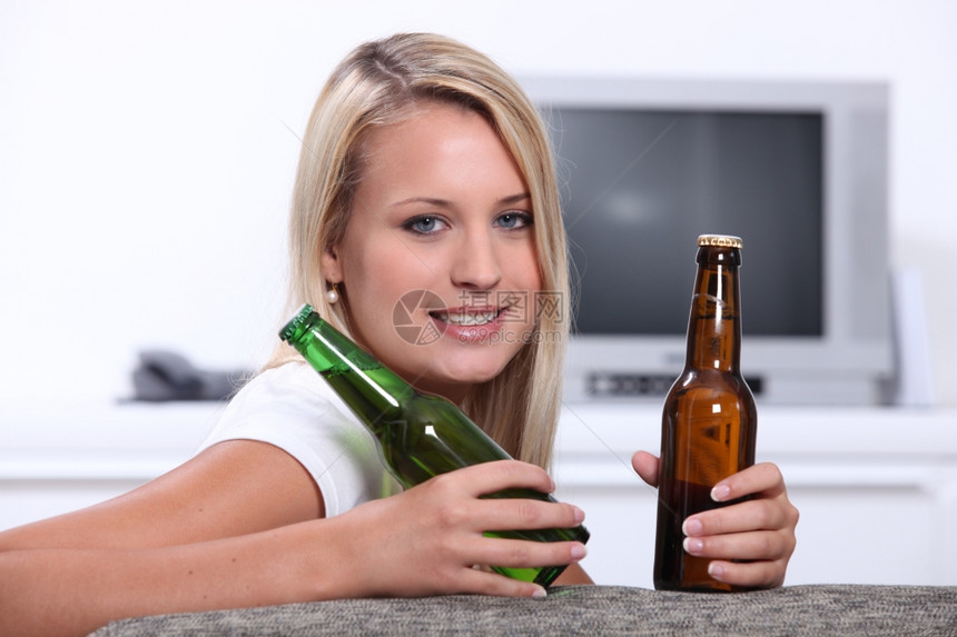 喝啤酒的少女图片