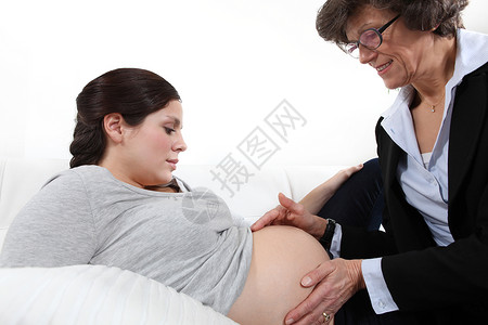 医生感觉妇女怀孕肚子的妇胃部图片