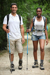 一对夫妇在农村徒步旅行图片