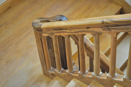 木制楼梯古老的木制楼梯和扶手图片