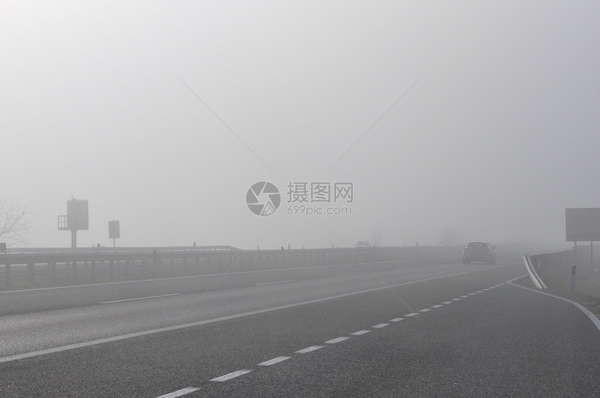 清晨在高速公路上的雾霾图片