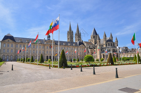 Caen市政厅法国Caen市政厅和大教堂图片