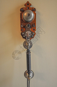 旧电话挂在墙上的旧电话图片