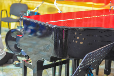 钢琴详细节背景中鼓的钢琴乐器详情图片