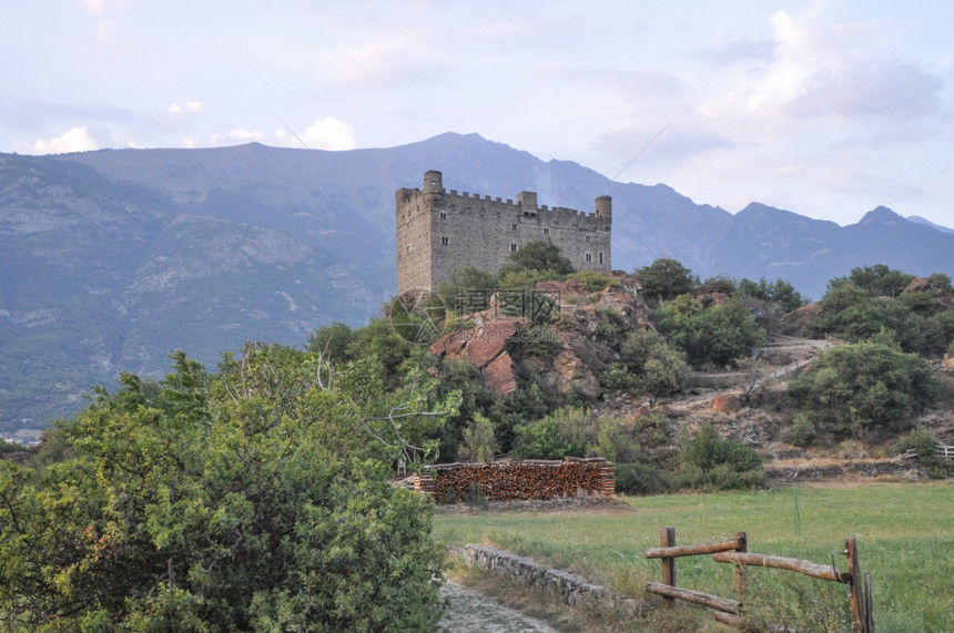 奥斯塔山谷的乌塞尔城堡意大利奥斯塔山谷查蒂隆的乌塞尔城堡图片