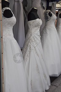 婚纱女人在店里穿白色婚纱图片
