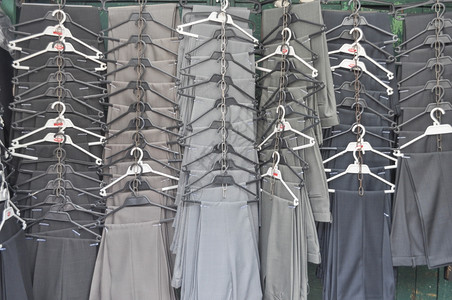 灰色长裤带有Polski产品标签的灰色长裤意为波兰制造图片