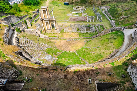 Volterra伏尔特拉的罗马剧院高动态范围意大利伏尔特拉古罗马剧院的废墟背景图片