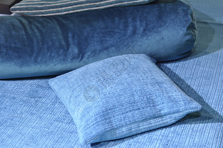 床上有蓝枕头在旅馆房间的床上有蓝枕头图片