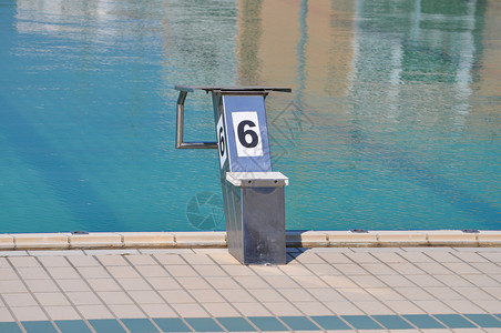 带有复制空间的泳池跳板游带有蓝色水和复制空间的蓝水跳板背景图片