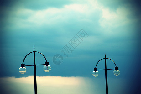 夜空中两盏街灯背景图片