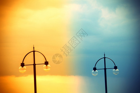 夜空中的两盏街灯背景图片