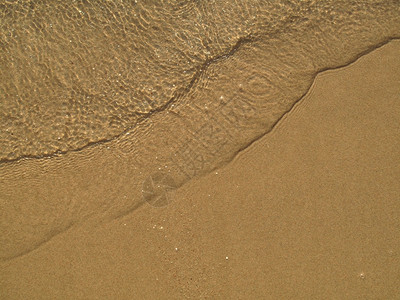 沙上透明的海水图片