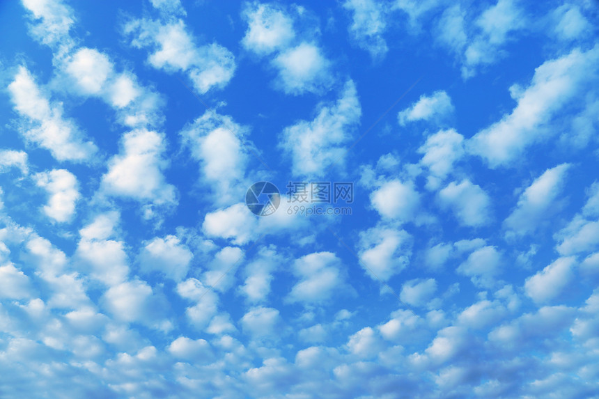 蓝色天空和白云的自然背景图片