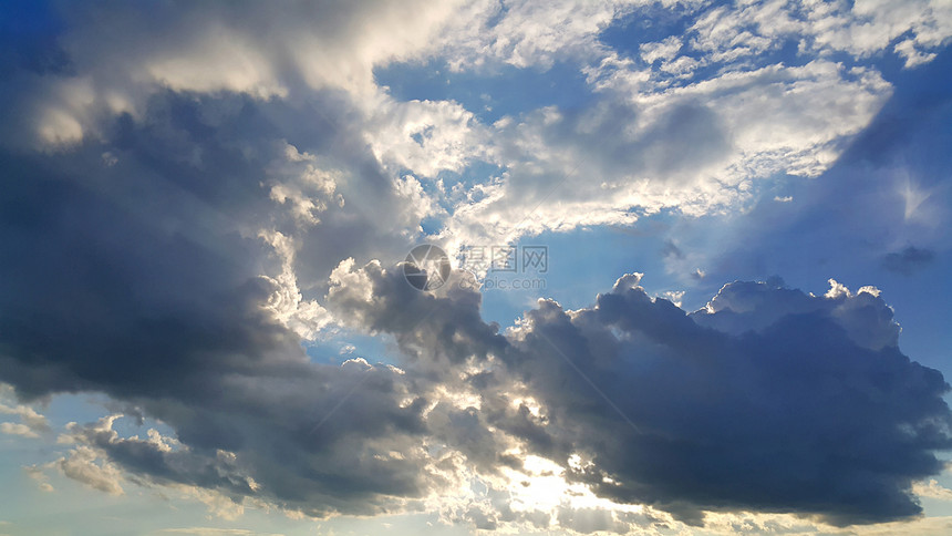 天空背景的灰云和阳光图片