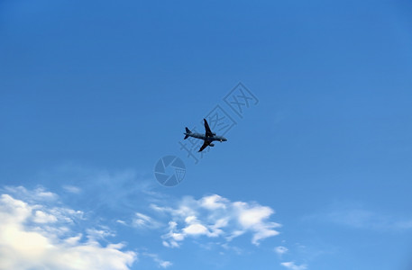 蓝色天空中的飞机图片
