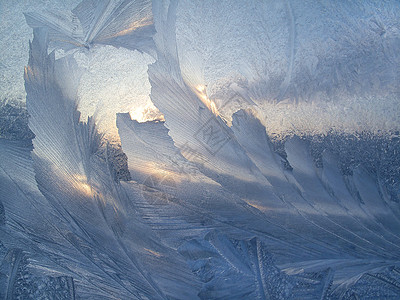 美丽的冰面图案和冬季玻璃上的阳光图片