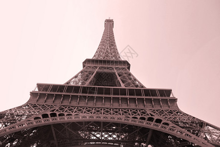 法国巴黎埃菲尔铁塔底视图背景图片