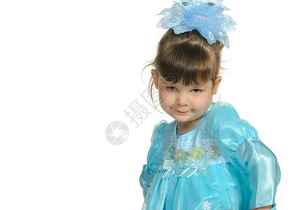 穿着蓝色裙子的漂亮小女孩白背景是孤立的图片