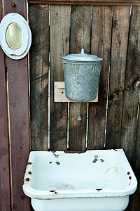 旧洗手间适应在栅栏上洗衣服建设高清图片素材