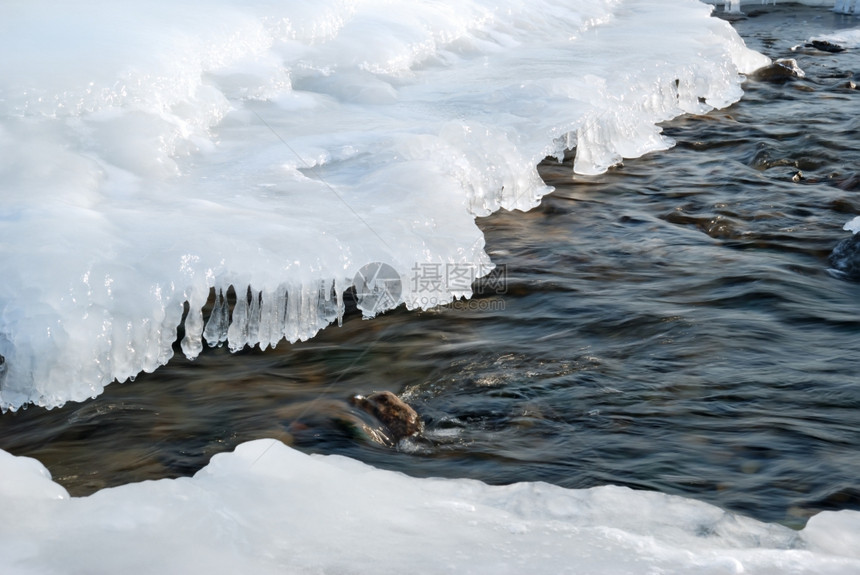 冬天的河冰中洞图片