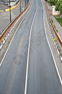 一条有白色标志的交通高速公路图片