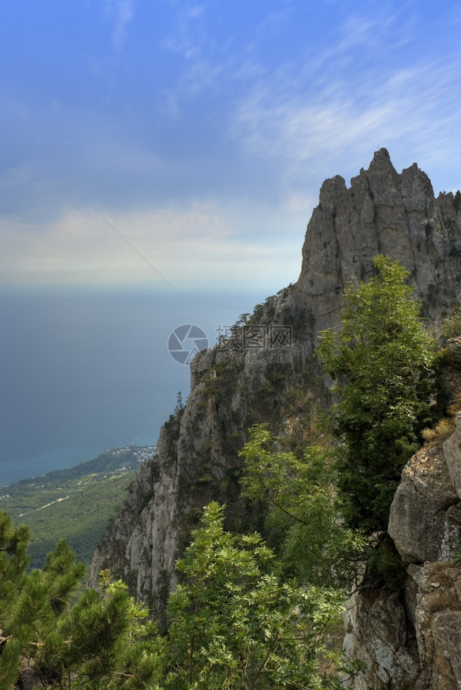 落基高山海平面160米以上海和云在背景上从鸟飞行的高度拍摄图片