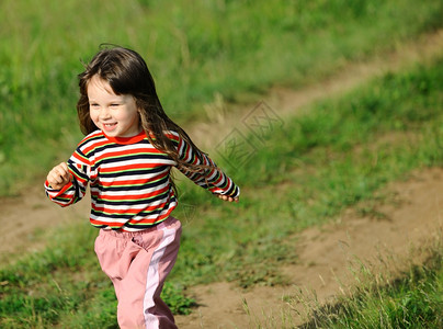 在草地上奔跑的女孩图片