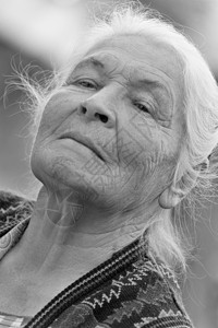 老年妇女的肖像单色户外照片图片
