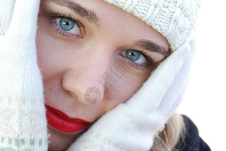 身戴冬手套的女孩白色冬季衣服图片