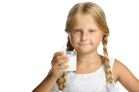 微笑喝牛奶的金发女孩图片