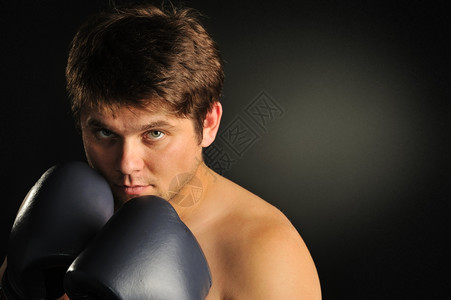 拳击手套的年轻人图片
