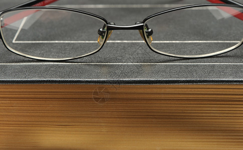 旧厚书上的眼镜照片贴上图片