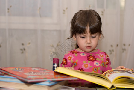 儿童阅读这本书3岁女孩在家庭环境中图片