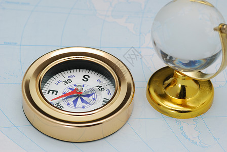 指南针和玻璃环球用于指示方向和卡片的装置图片