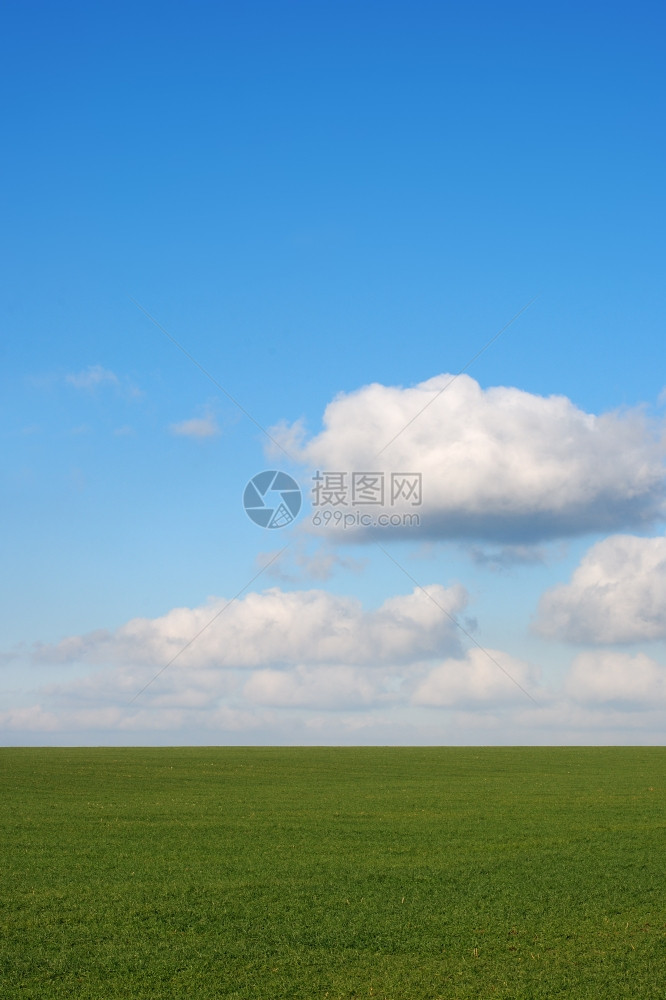 绿地和云垂直照片东欧图片