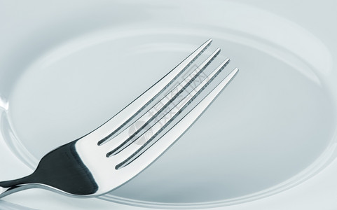 叉子放在盘上厨房配件关门图片