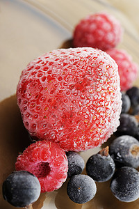 冰冻的草莓覆着冰冻的白莓图片