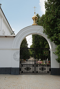 教堂入口一座铁门在寺庙的输入处图片