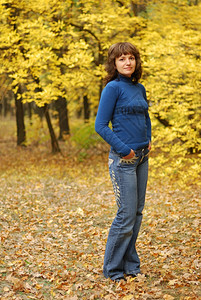 女孩在背景的秋天森林里年龄26岁图片