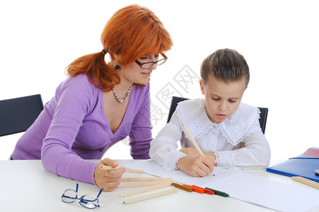 母亲和女儿正在做家庭作业图片